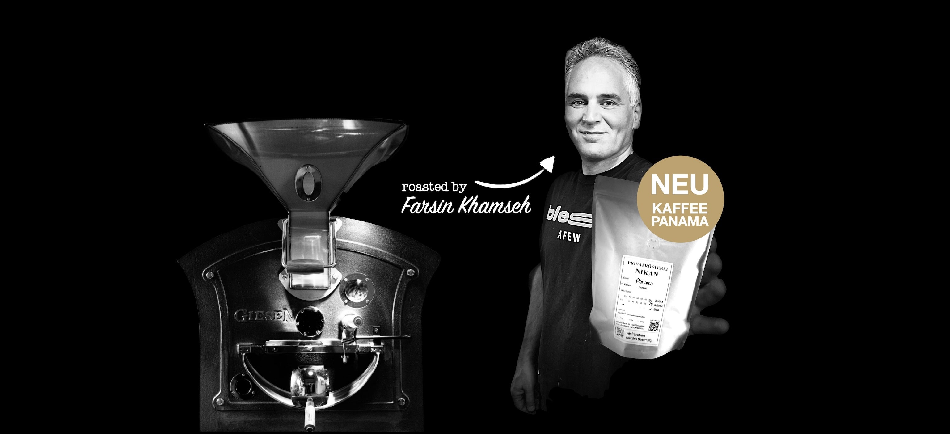 Kaffee Röstmeister vor Giesen Röstmaschine mit Kaffeetüte in der Hand